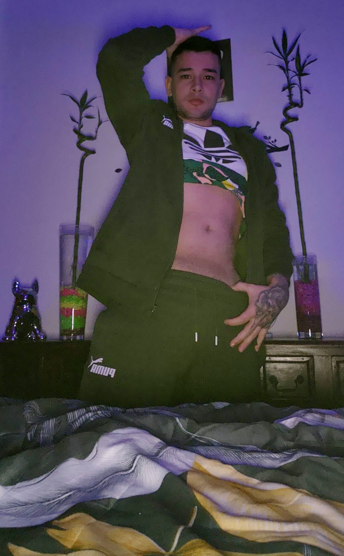 Hola soy jeampico chico de 25 años latino