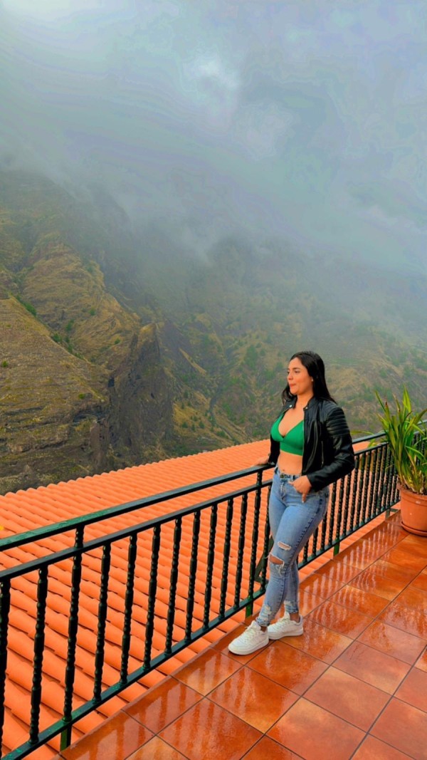 LINDA:COLOMBIANA 24 AÑOS