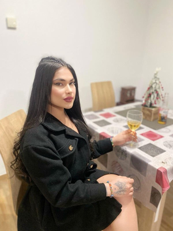 Joven y hermosa mujer trans contacta conmigo