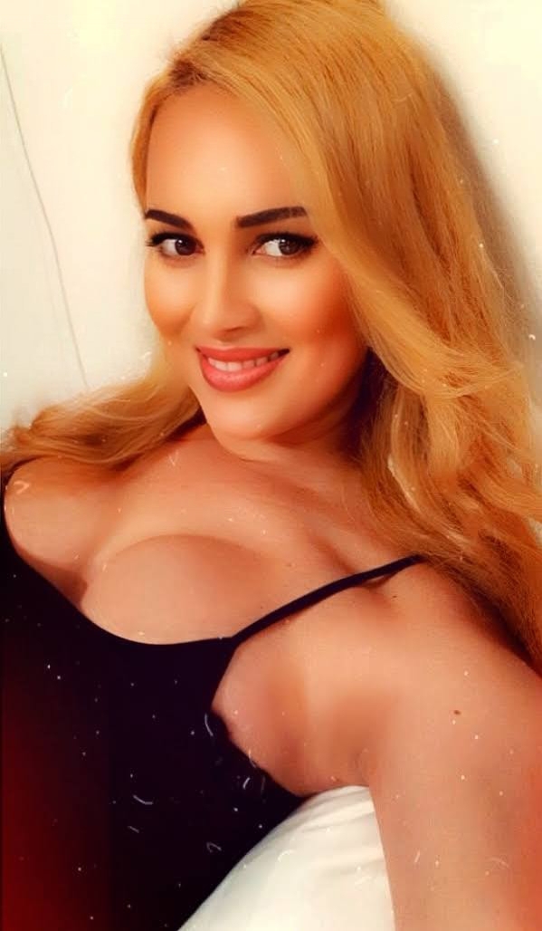 Guapísima RUBIA SUPERDOTADA Y FEMENINA