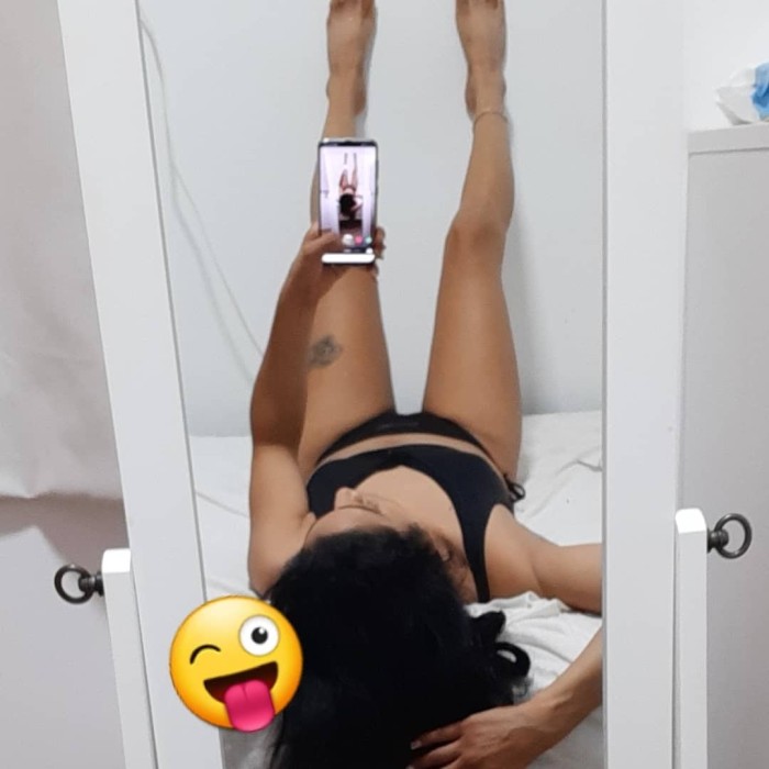 Colombiana super dotada y fiestera. Y sin prisa.