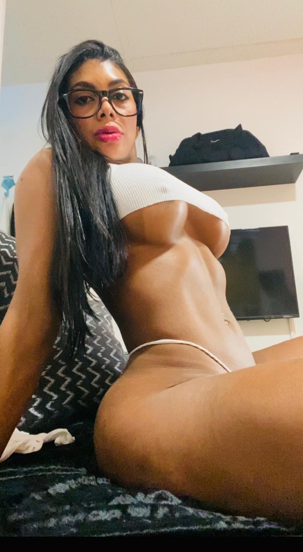 Colombiana exótica  de paso por la ciudad