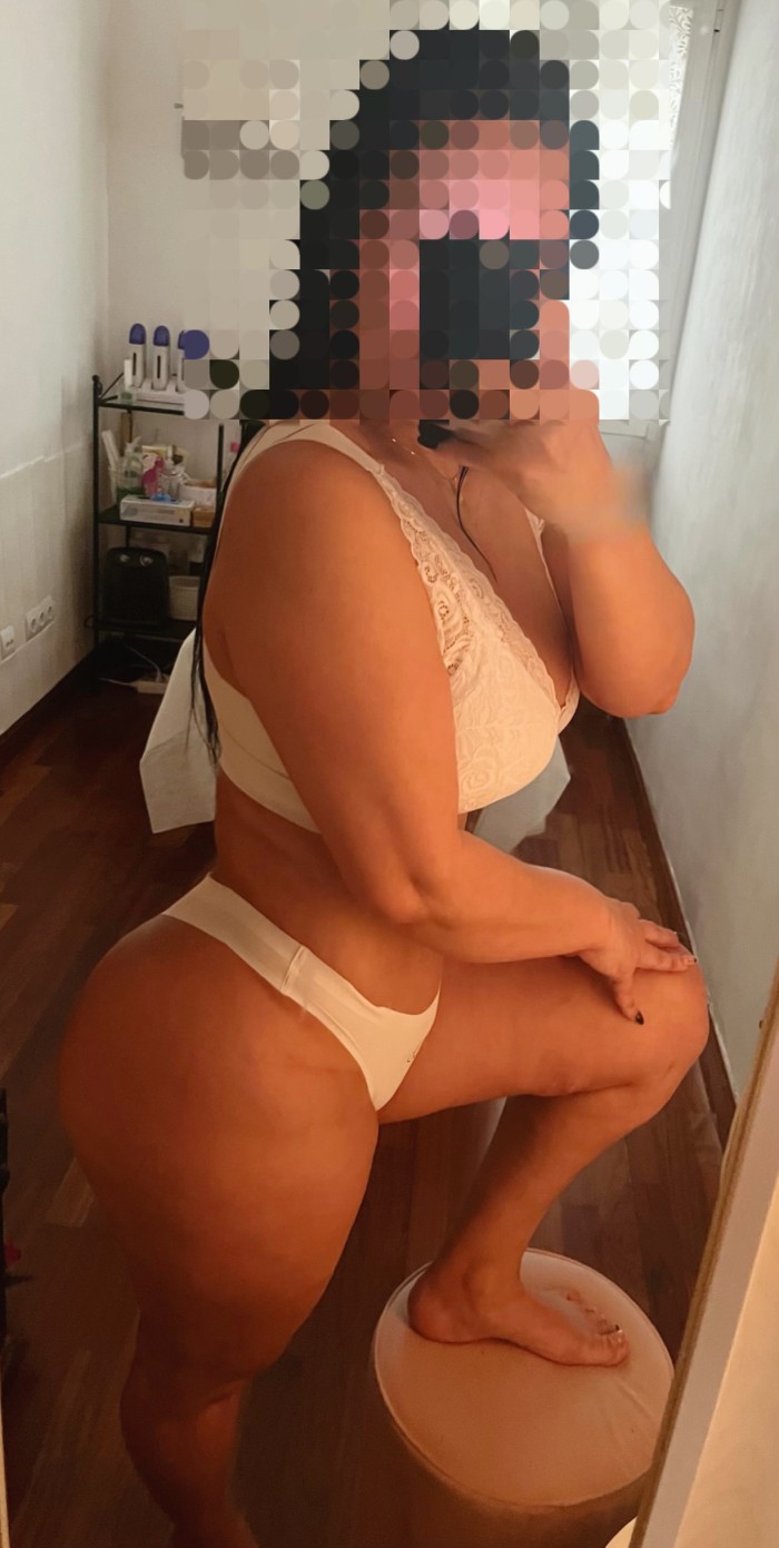 Mujer madura con manos suaves y complacientes