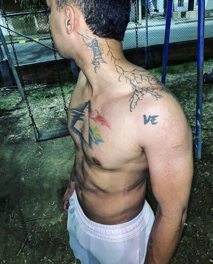 Chico latino tatuado en tu ciudad