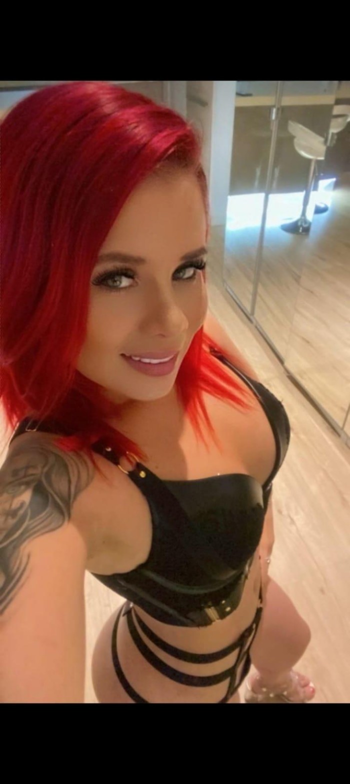 PROVOCATIVA MUJER CON CARITA DE MUÑECA