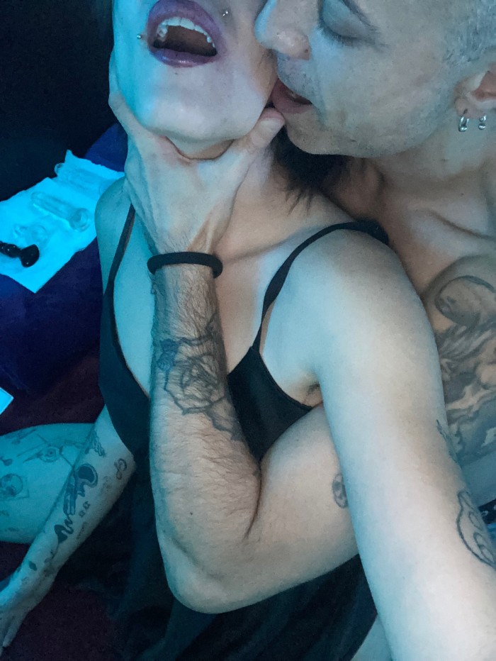 Pareja por espectaculos porno-eroticos