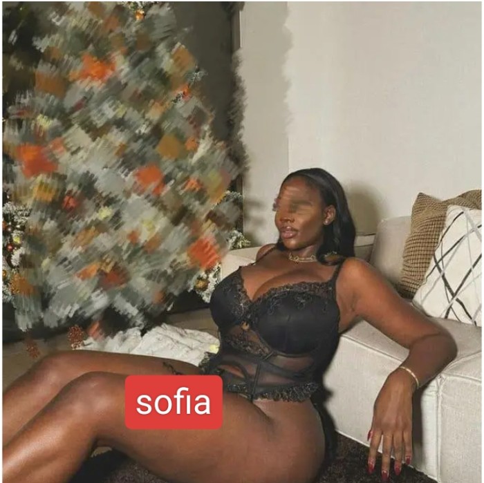 ESPECTACULAR LATINA CON CURVAS TIERNA Y SEGURA PAR