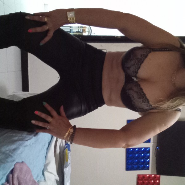 Hola chicos soy Laura cachonda besucona nueva en tu ciudad