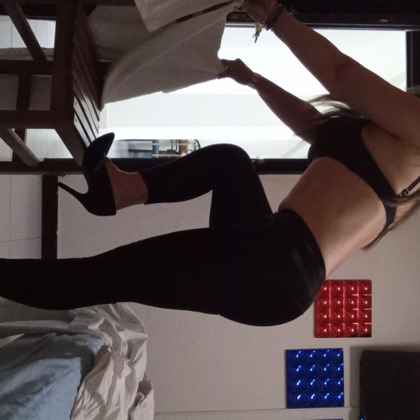 Hola chicos soy Laura cachonda besucona nueva en tu ciudad