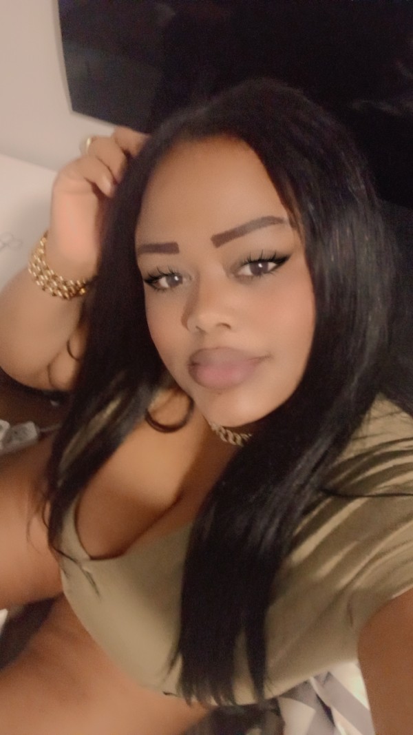 Soy una rica y extrovertida latina recién llegada