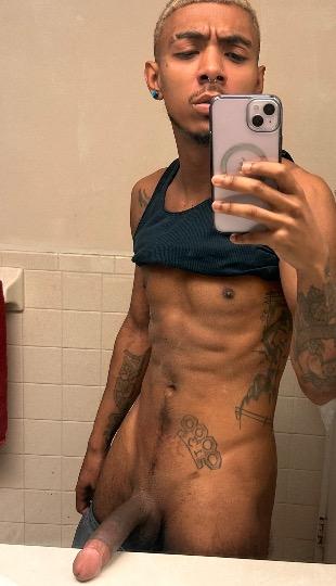 Elegante joven de color del hermoso cuerpo natural