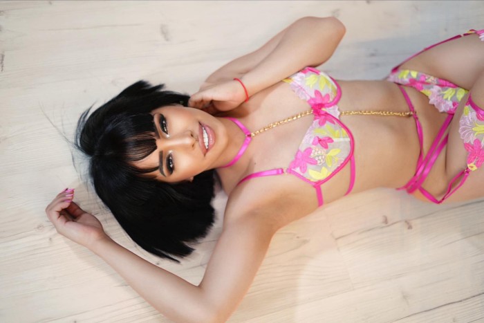 JOVENCITA EROTICA  Y PICANTE CON GANAS DE DISFRUTAR