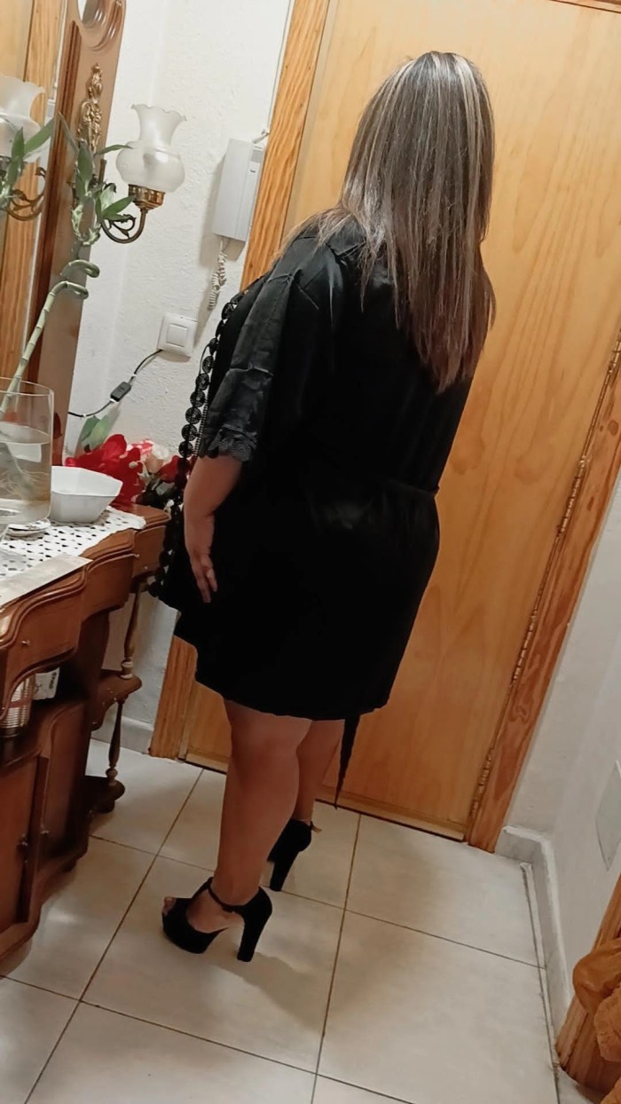 Hola soy Chantal tetona ven y disfruta de mi .