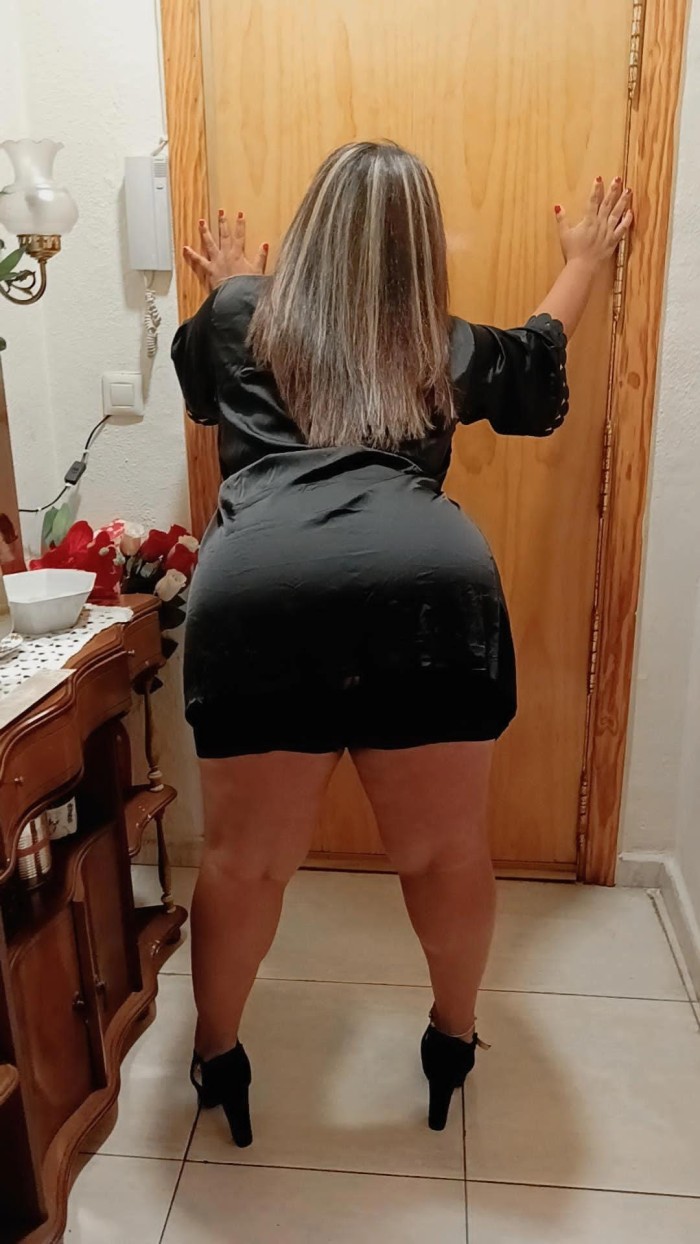 Hola soy Chantal tetona ven y disfruta de mi .