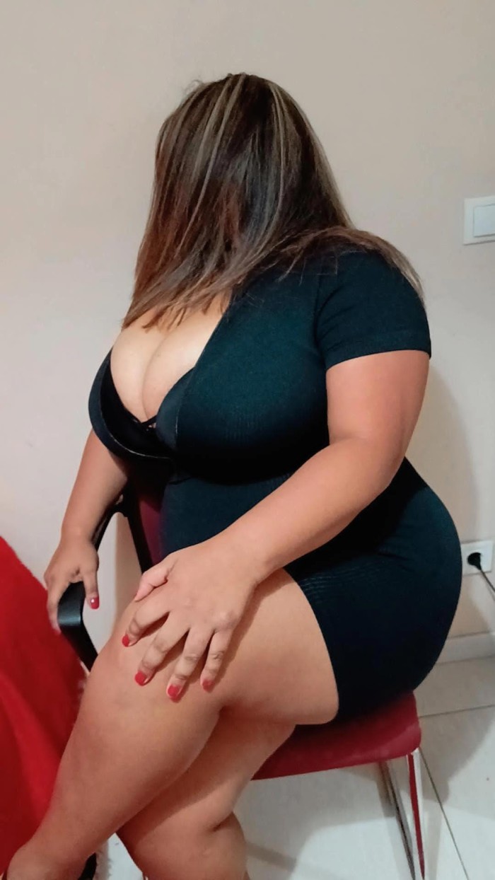 Hola soy Chantal tetona ven y disfruta de mi .