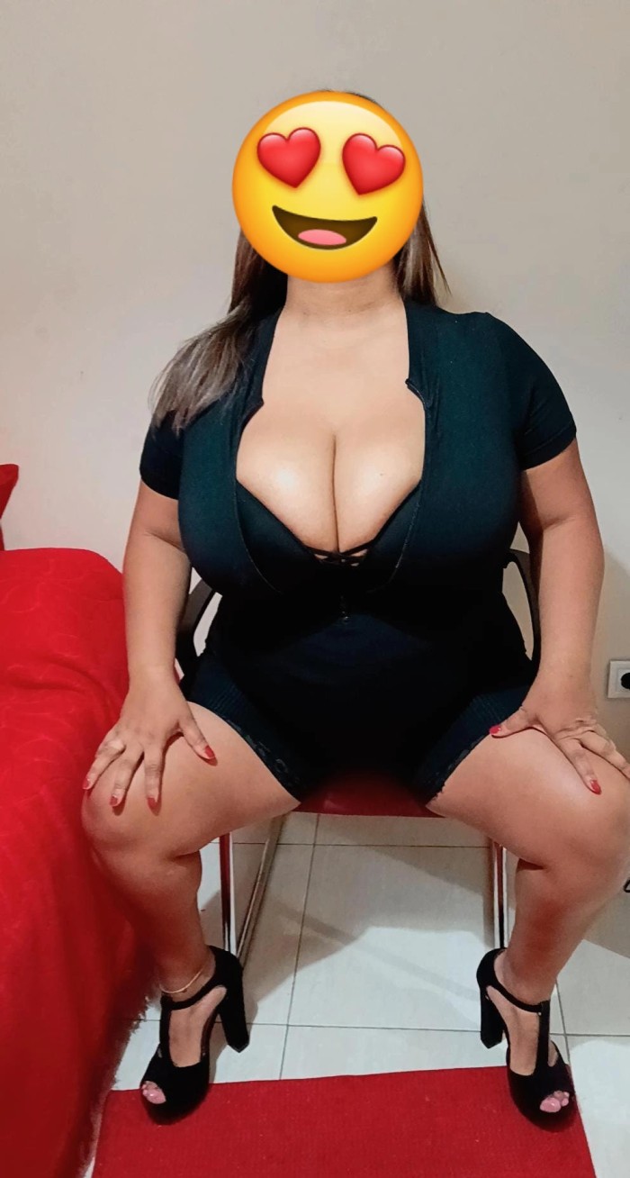 Hola soy Chantal tetona ven y disfruta de mi .