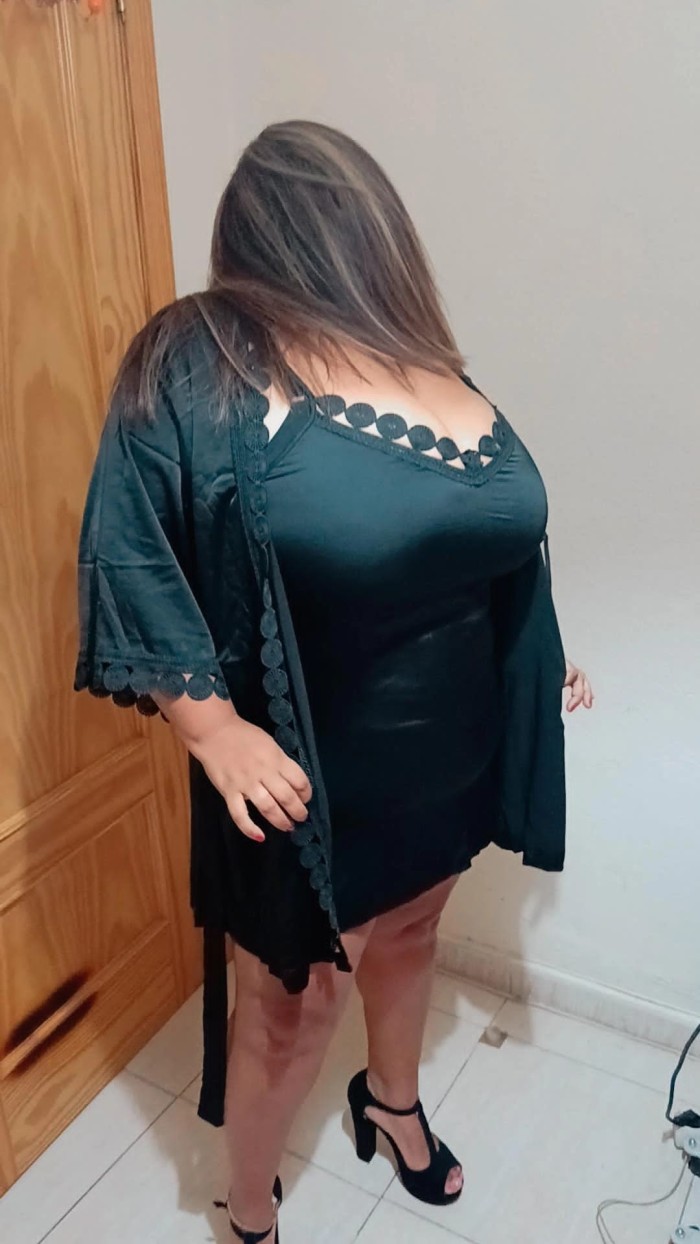 Hola soy Chantal tetona ven y disfruta de mi .