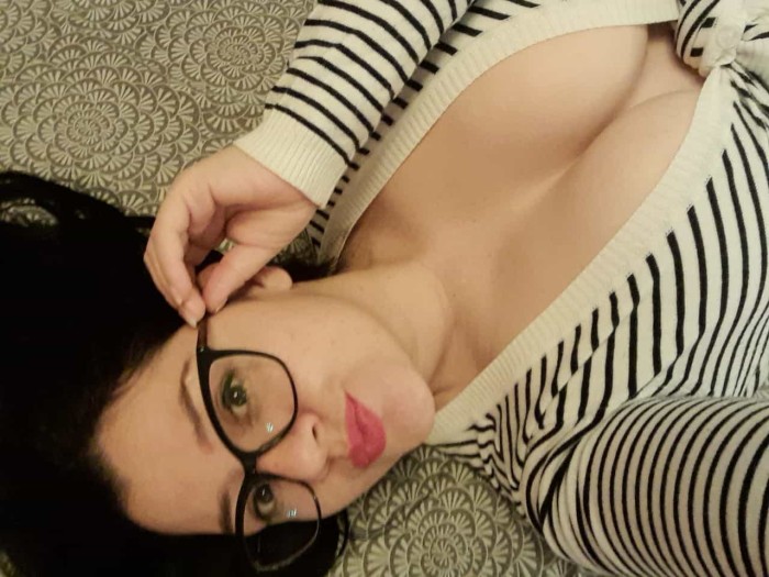 UNA CHICA CALIENTE CON GANAS DE DIVERSION…