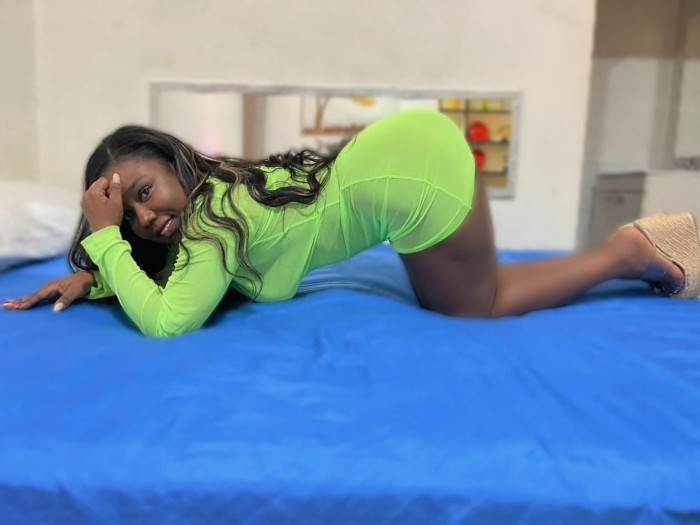 7 CHICAS 1 TRAVESTI EN TERRASSA DULCES Y COMPLACI