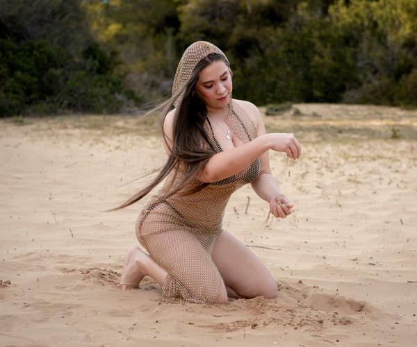 HERMOSA RUBIA Y ELEGANTE DE REGRESO A IBIZA