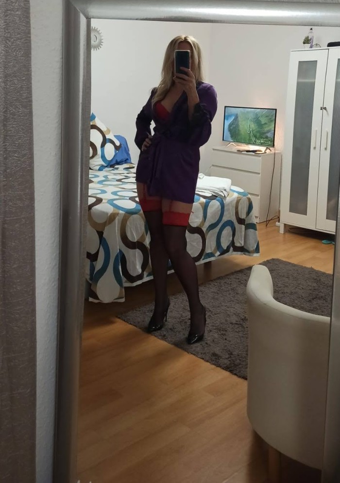 Muy femenina rusa rubia .