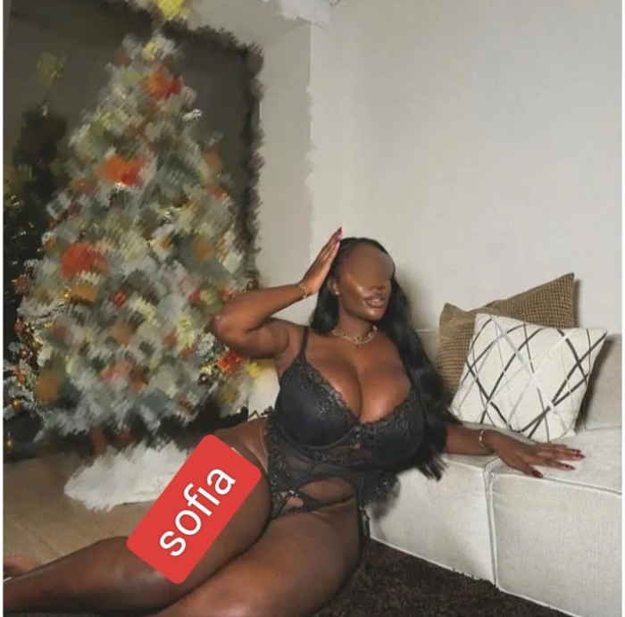 ESPECTACULAR LATINA CON CURVAS TIERNA Y SEGURA PAR