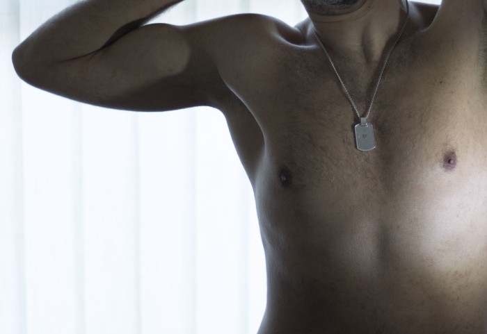 Chico morboso se ofrece GRATIS para masajear chica