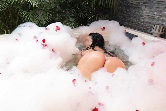 UNA FLACA CON UN COÑO BIEN RICO