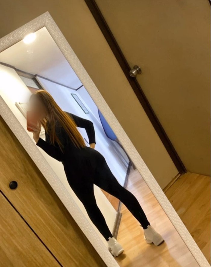 UNA RUBIA MUY CACHONDA