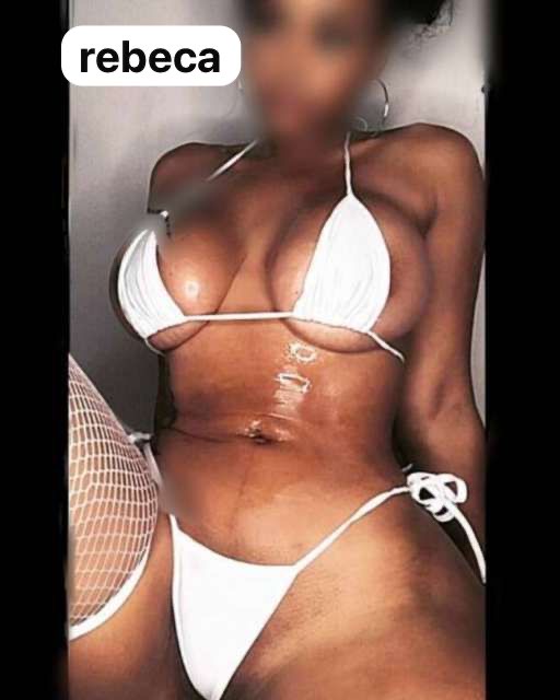 Rebeca con ganas de chupar algunas salchichas