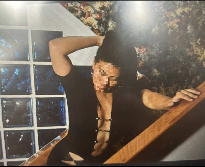 Chica extrovertida alegre fiestera