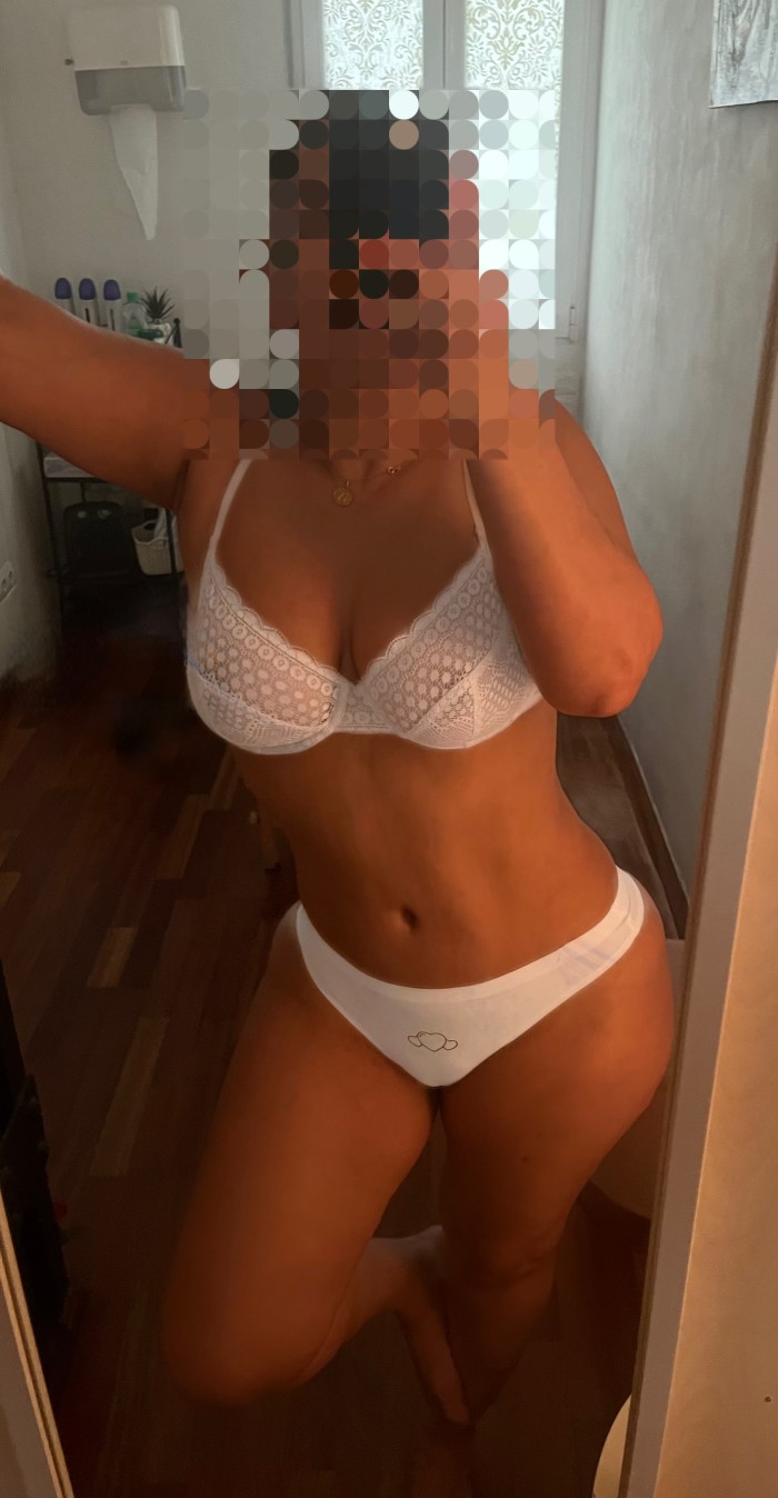 Mujer complaciente con manos suaves