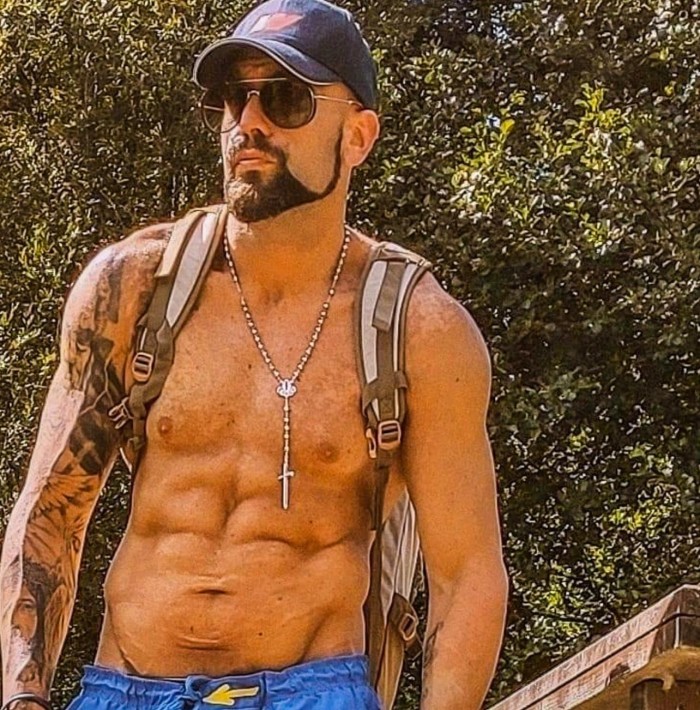 HOMBRE ATLETICO SEXY BIEN DOTADO