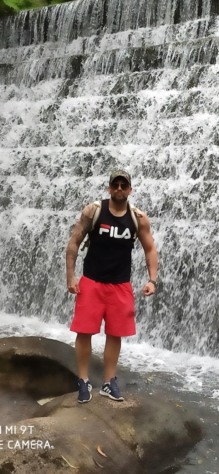 HOMBRE ATLETICO SEXY BIEN DOTADO