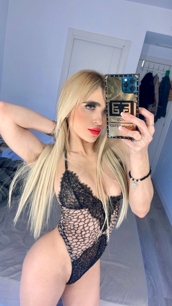 Rubia fiestera ySexy hago domicilio y citas Benahavis