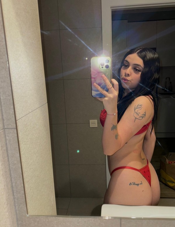 VALENTINA tengo 20 añitos recién llegada a B