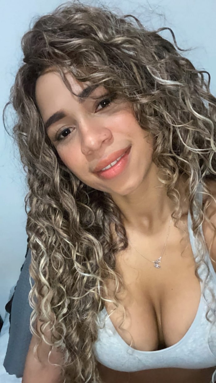 Valentina fiestera extrovertida elegante