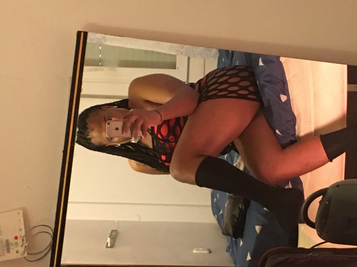 Latina morena sexi atractiva completamente complac