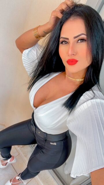 Morenaza impactante sexy atrevida fiestera complet