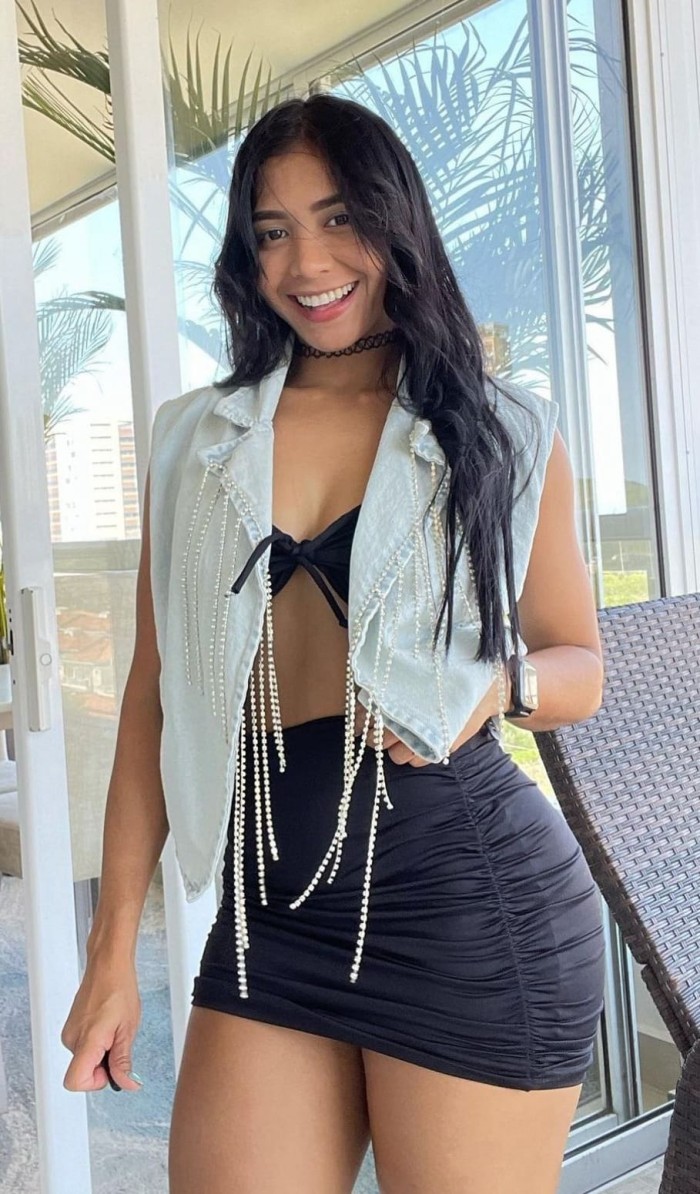 Linda sexy fiestera completa sin tabúes 100% real