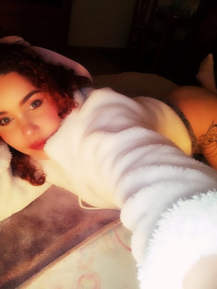 Linda y sexy peli roja de ojos verdes