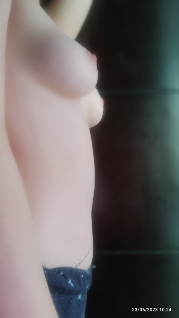 Linda y sexy peli roja de ojos verdes