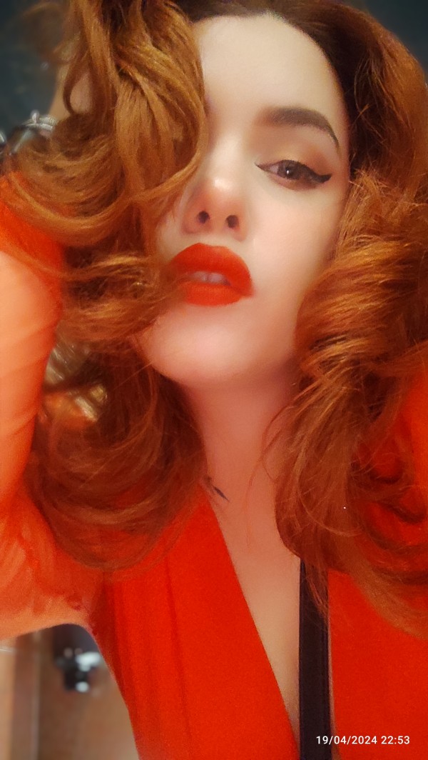 Linda y sexy peli roja de ojos verdes