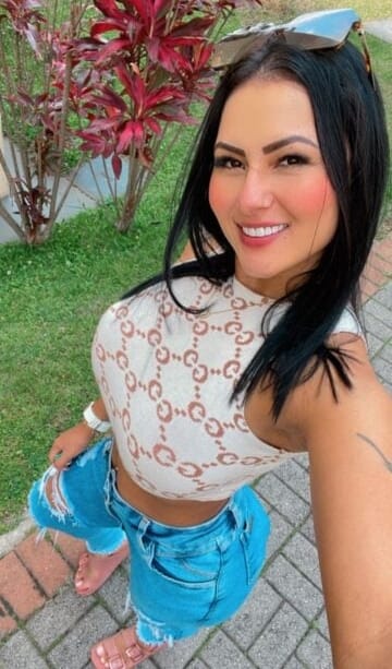 Morena exótica fogosa completa fiestera sin tabúes