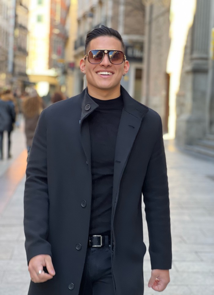 Hombre seductor y limpio