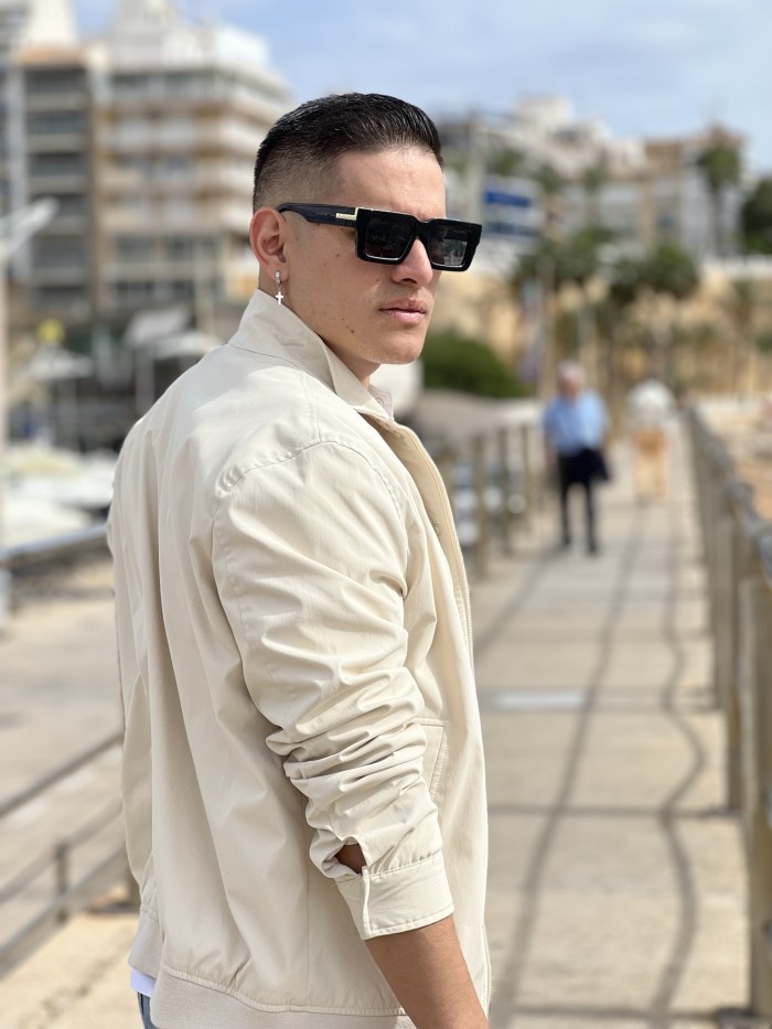 Hombre seductor y limpio