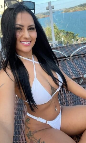 Morenaza exótica completa fiestera sin tabúes