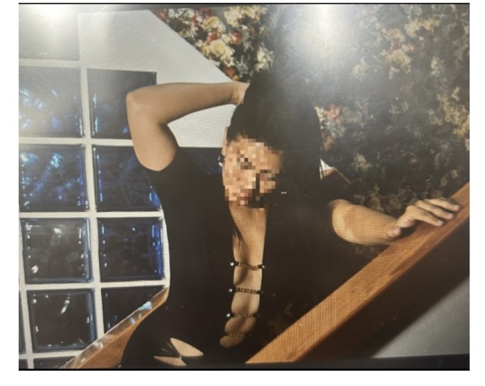 Chica extrovertida alegre fiestera