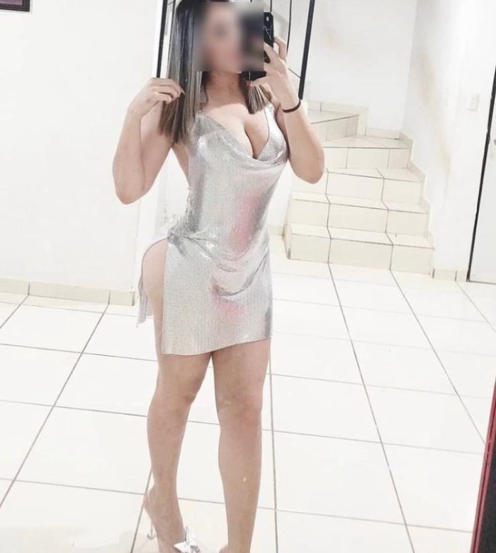 Mujer latina con curvas