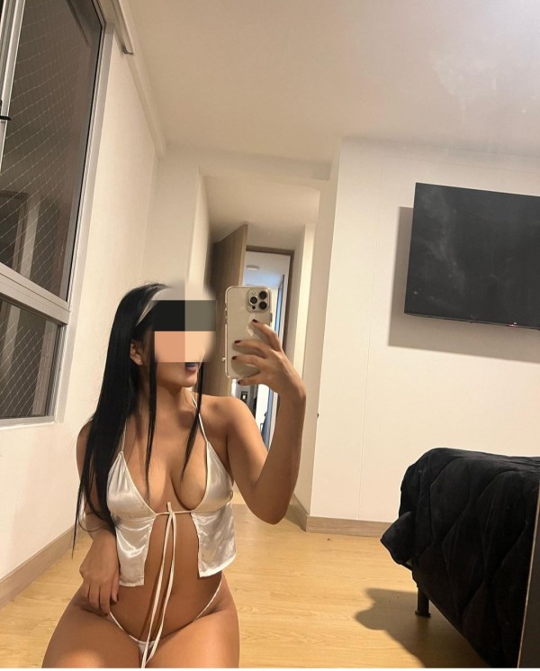 Juguetona extrovertida fiestera